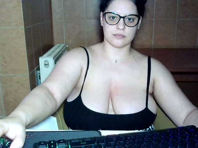 MoniqQuuen webcam bongacams model stream image