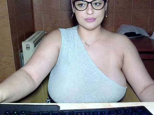 MoniqQuuen's BongaCams show and profile