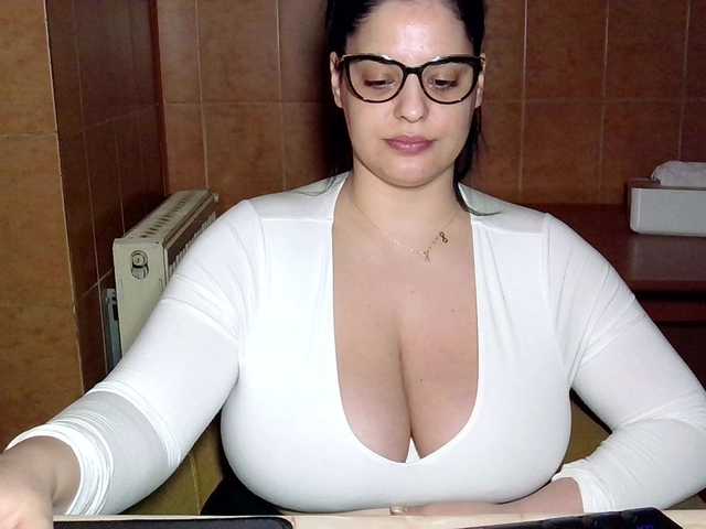 le modèle MoniqQuuen est en webcam porno dans un show sur le site bongacams, il possède les tags suivants: White/Caucasian,Brunette,Trimmed