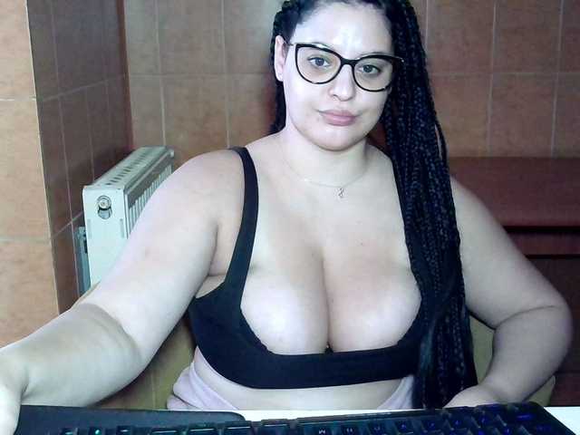 MoniqQuuen webcam bongacams model stream image
