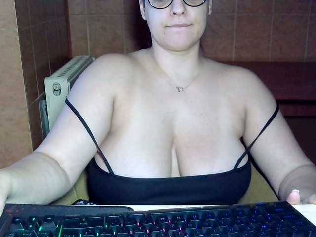 MoniqQuuen webcam bongacams model stream image