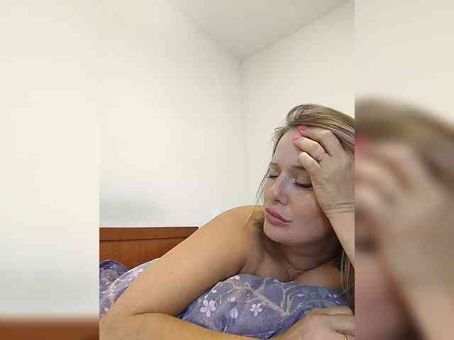 Natalii (38, White Cam Girl) performing squirt.