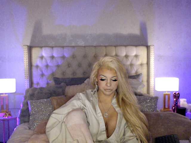 xtinastar's BongaCams show and profile