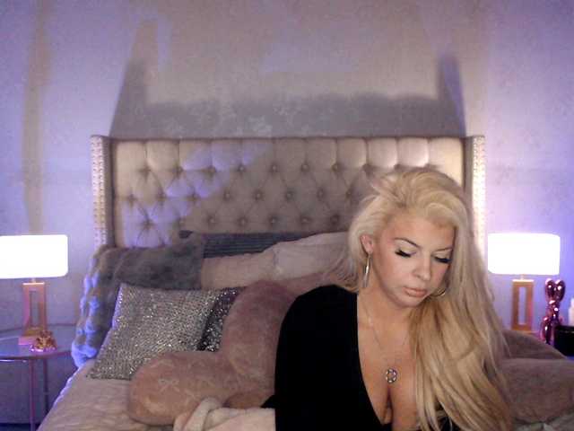 xtinastar's BongaCams show and profile