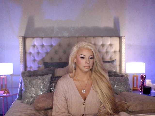 xtinastar's BongaCams show and profile