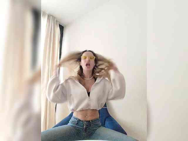 Lola3000 Live Webcam on BongaCams