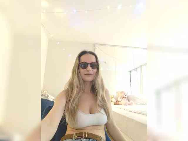 nude chatroom Lola3000