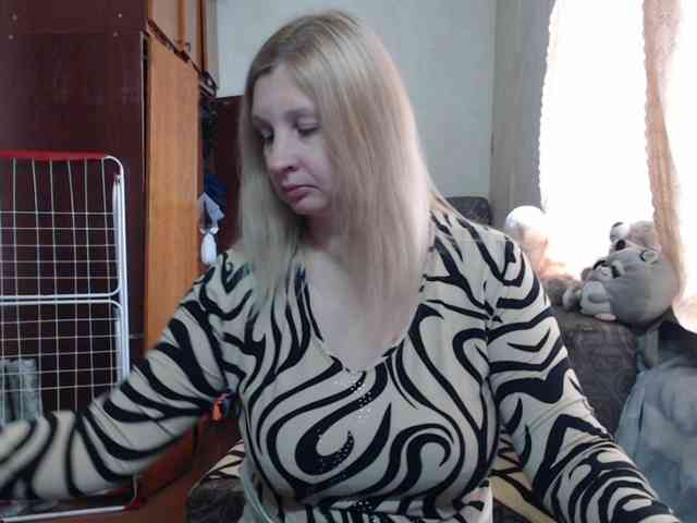 BustyBlondy webcam