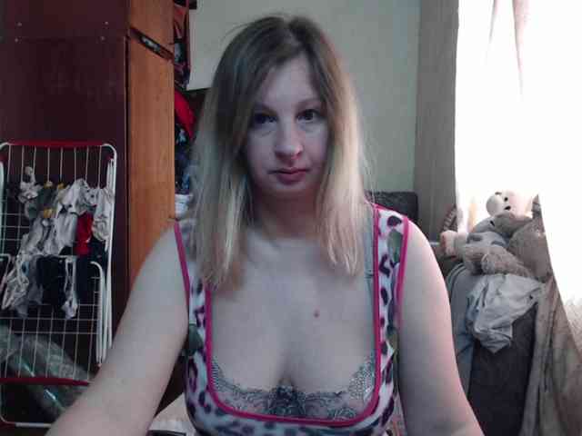 BustyBlondy webcam