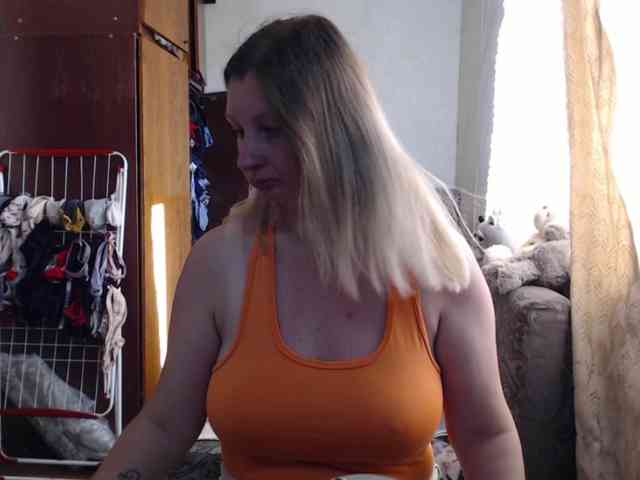 BustyBlondy webcam