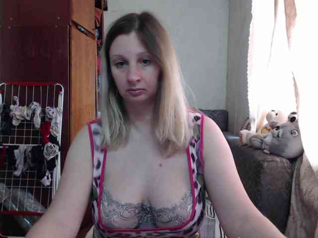BustyBlondy webcam