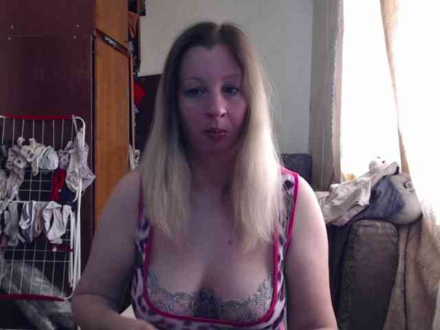 BustyBlondy webcam