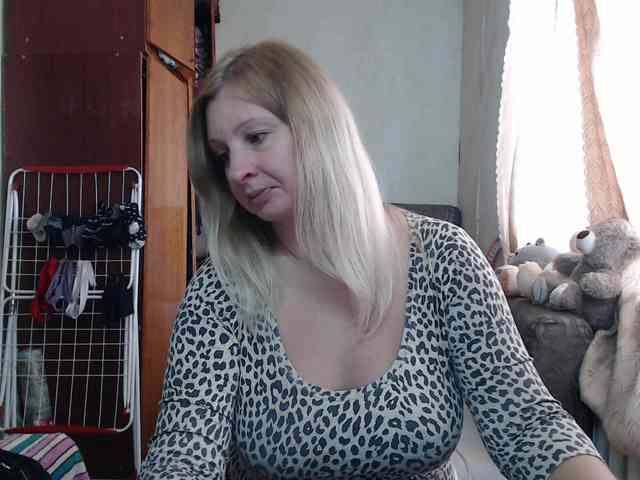 BustyBlondy webcam