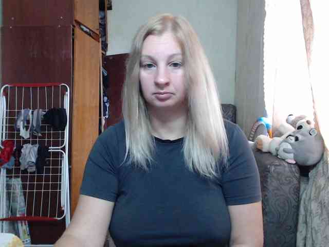 live cam feed BustyBlondy