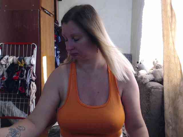 BustyBlondy webcam