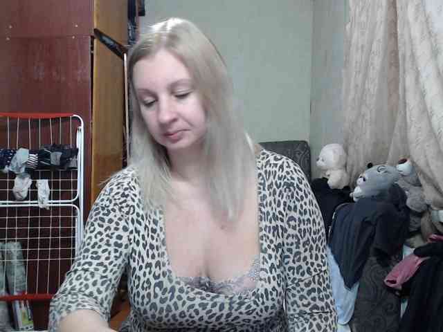 BustyBlondy webcam