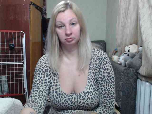 BustyBlondy webcam