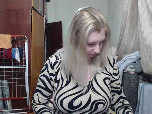 BustyBlondy webcam