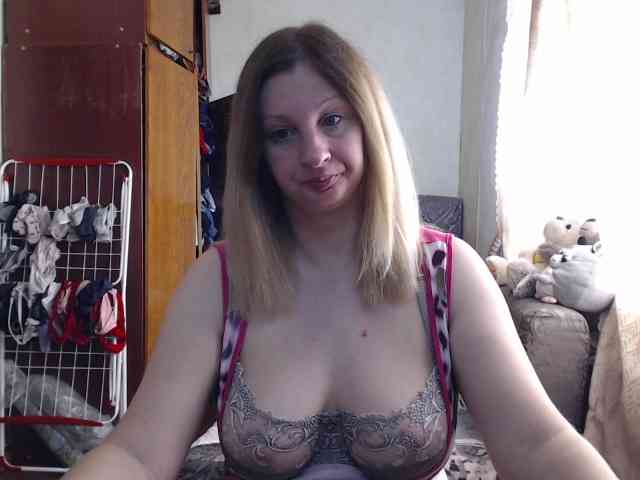 BustyBlondy webcam