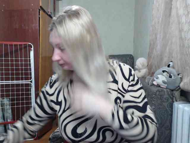 BustyBlondy webcam