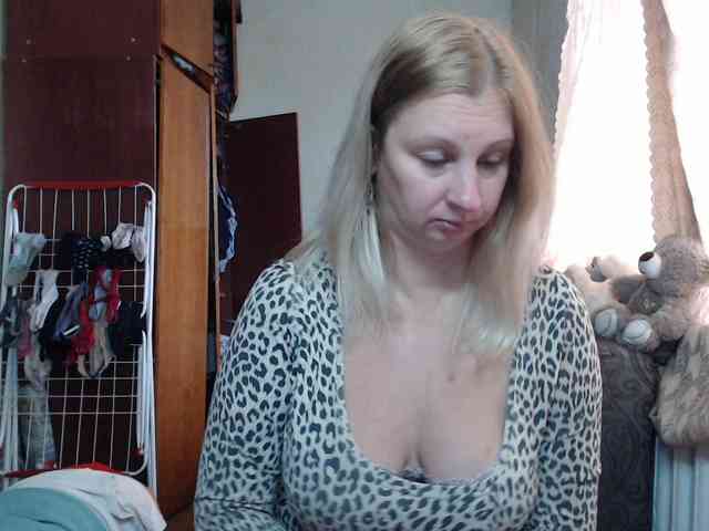 BustyBlondy webcam