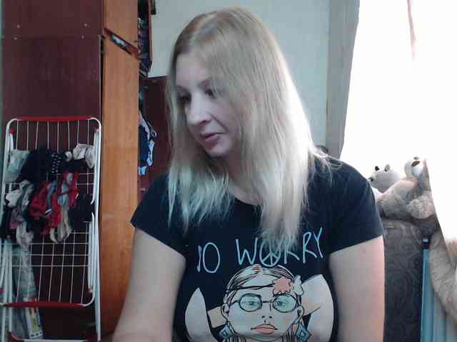 BustyBlondy webcam