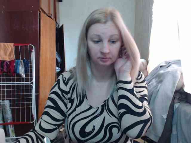 BustyBlondy webcam