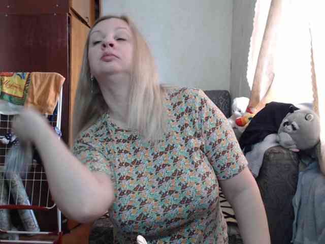 BustyBlondy webcam