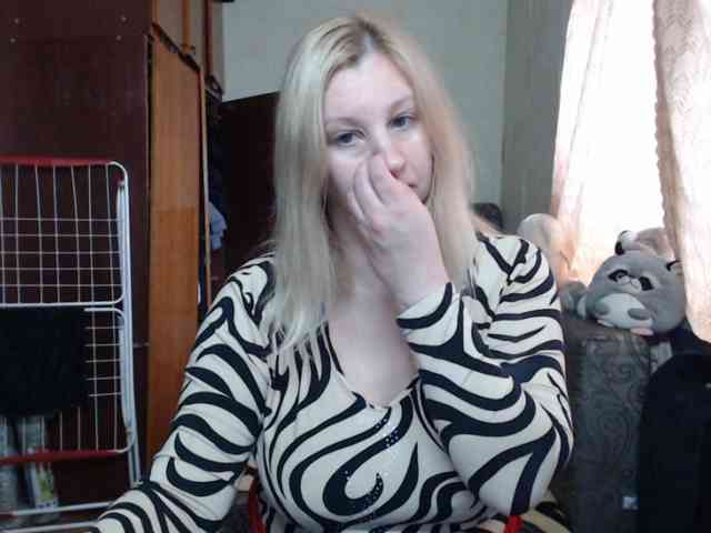 BustyBlondy webcam