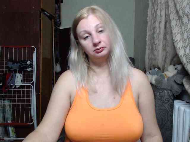 BustyBlondy webcam