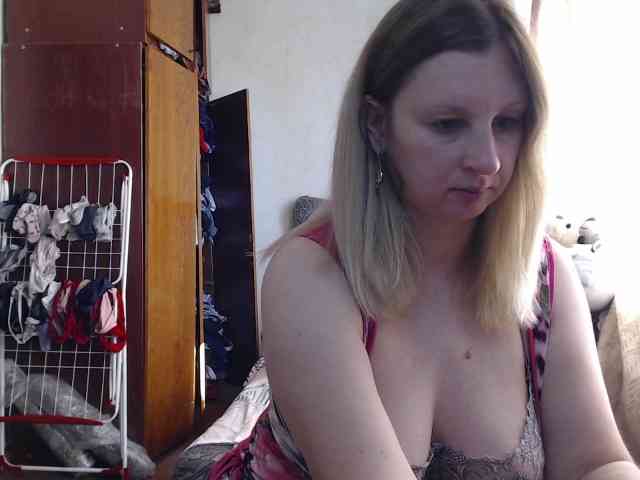 BustyBlondy webcam