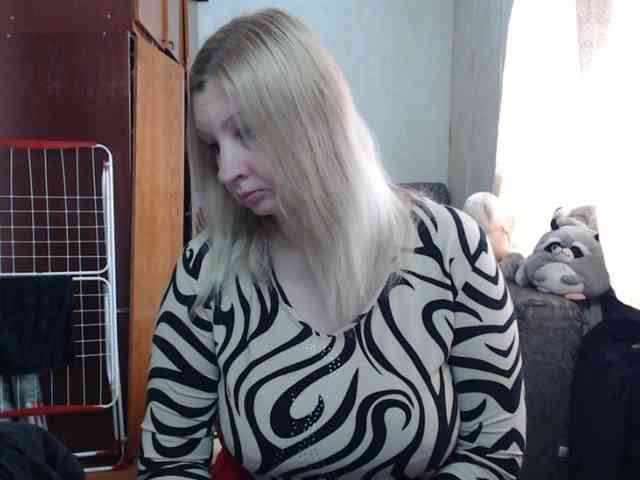 BustyBlondy webcam