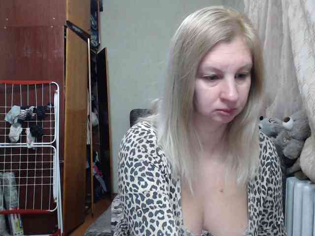 BustyBlondy webcam