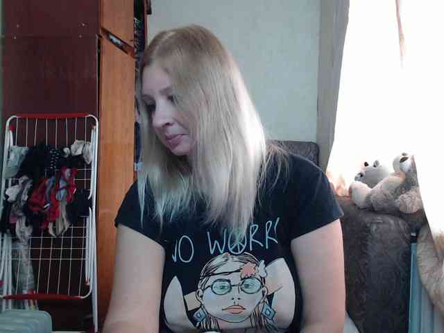 BustyBlondy webcam