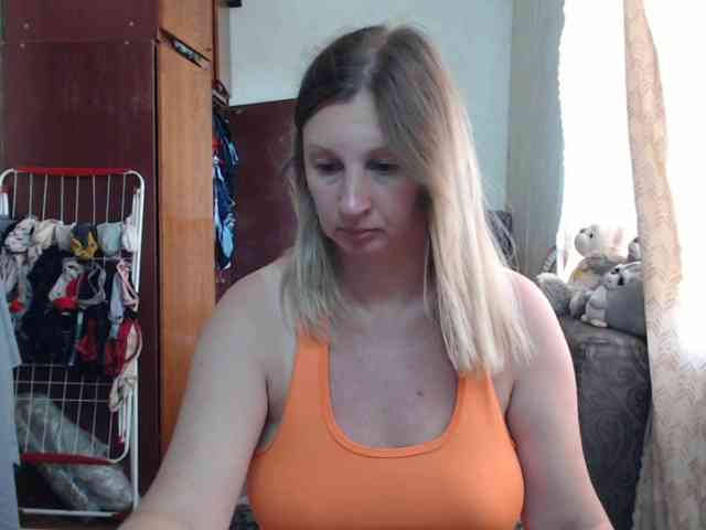 BustyBlondy webcam