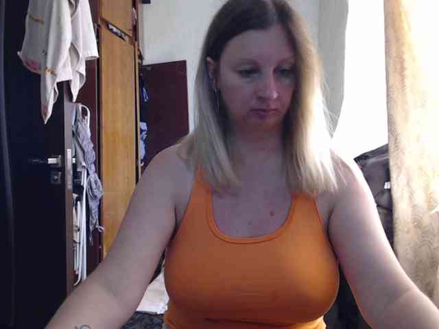 BustyBlondy webcam