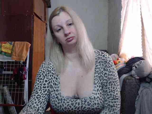 BustyBlondy webcam