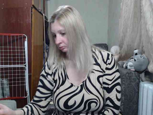BustyBlondy webcam