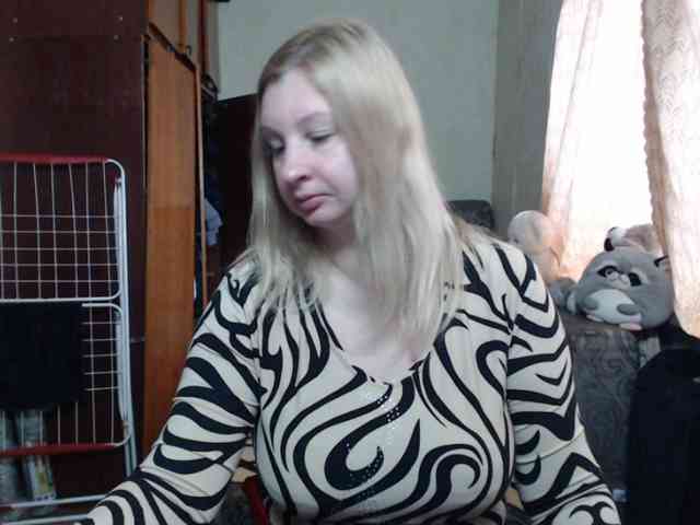 BustyBlondy webcam