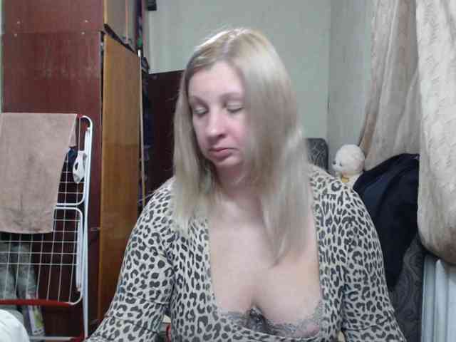 BustyBlondy webcam