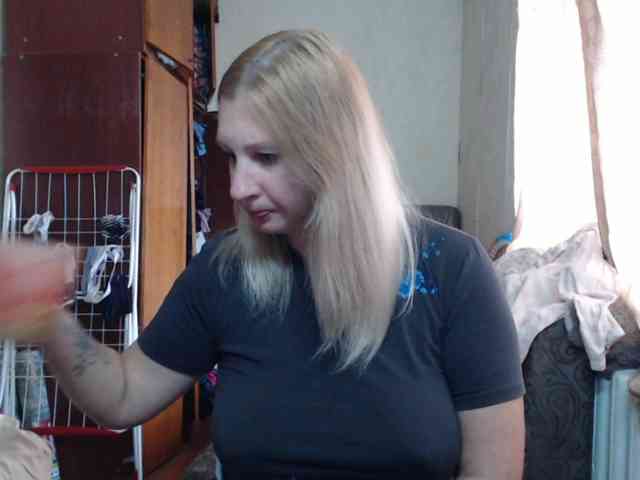 BustyBlondy webcam