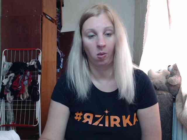 BustyBlondy webcam