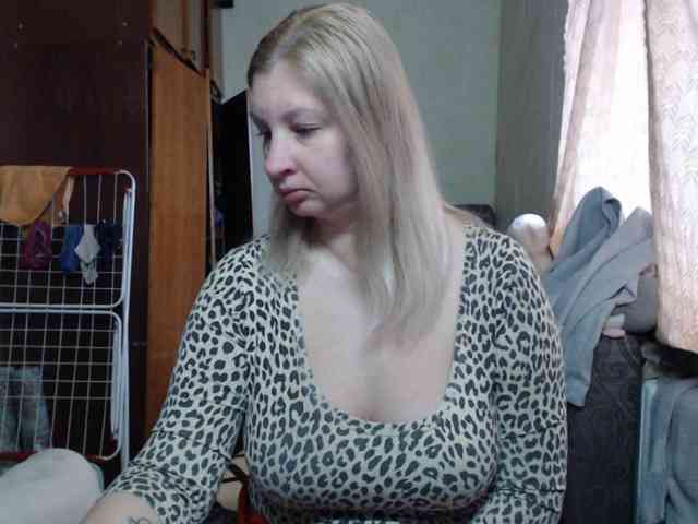 BustyBlondy webcam