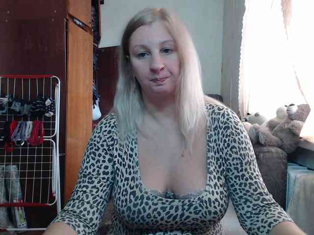 BustyBlondy webcam