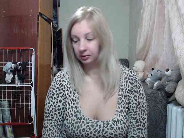 BustyBlondy webcam