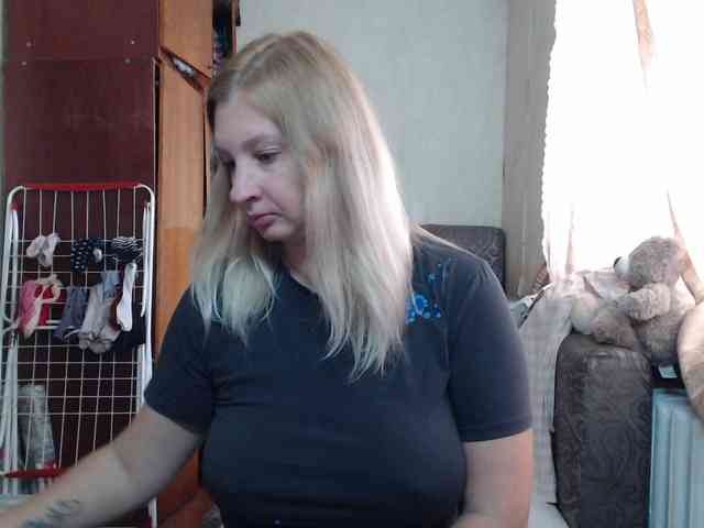 BustyBlondy webcam