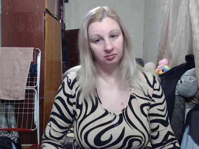 BustyBlondy webcam