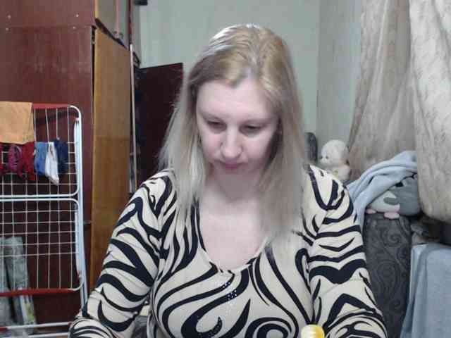 BustyBlondy webcam