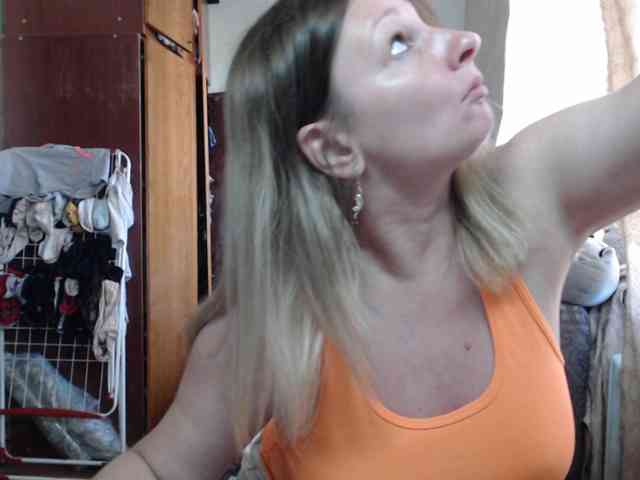 BustyBlondy webcam