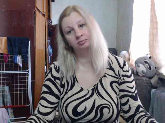 BustyBlondy webcam